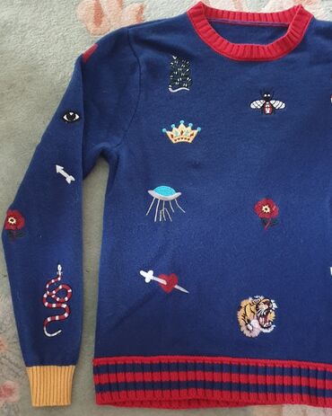 Džemperi: Gucci original muski džemper vuneni, teget plave boje sa aplikacijama