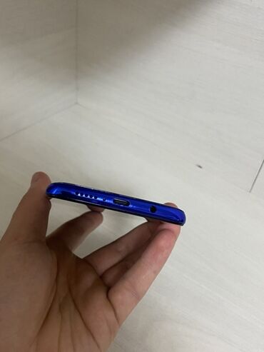 купить микрофон для компьютера: Смартфон Xiaomi Redmi в глянцевом синем корпусе, оснащенный четырьмя