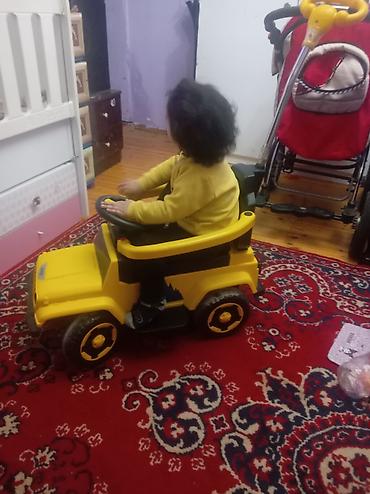 masın oyunları: Uşaq üçün minik maşını – sarı rəngdə “jeep” tipli ayaqla sürülən — 1