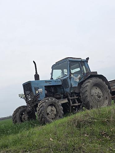 traktor 1221 qiymeti: Mavi rəngdə kənd təsərrüfatı traktoru. Bu traktor geniş təkərlərə — 3