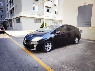 prius qapi: 2010-cu il model Toyota Prius avtomobili, qara rəngdədir. Bu hibrid
