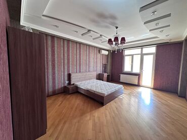 Uzunmüddətli kirayə mənzillər: Mənzilin təqdimatı - Geniş və işıqlı salon: iri panoram pəncərə — 24