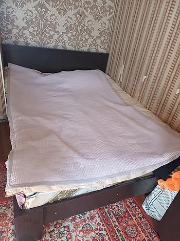 Двуспальные кровати: Двуспальная кровать, Б/у, Каркас без матраса, длина - 200 см — 1