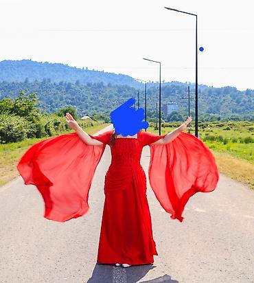 baş örtüsü: Qırmızı ziyafət/libas – uzun, axıcı şifon kənarlı “cape sleeve” — 1