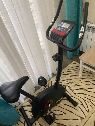 Velotrenajorlar: Qara rəngdə, elektron displeyli Jet Stream velotrenajoru. Məşq zamanı