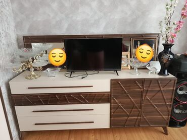 TV altlığı: İşlənmiş, Düz TV altlığı, Polkalı, Laminat