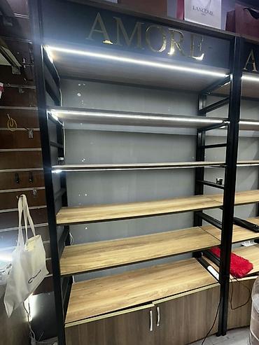 Rəf vitrinləri: Mağaza vitrin rəfləri – metal karkaslı, ağac teksturalı modullar, LED — 5