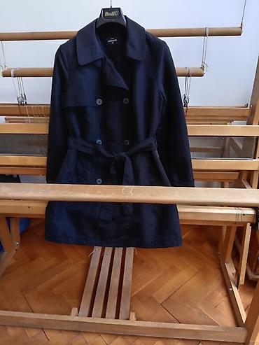 pantera jakne: Nov, kraći, crni mantil C&A sa kaišem, blago strukiran, ima — 2