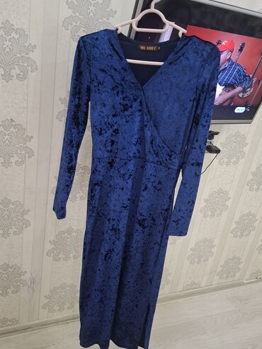 Dəstlər, kostyumlar: Mavi ve rozvu birdefe geyilib 20 azn M razmer gulu donlar 15 azn — 6