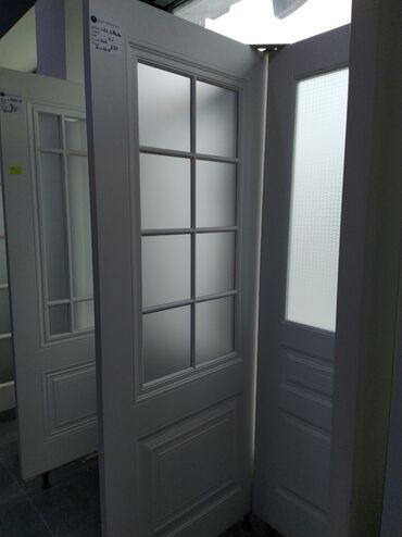 ad gunu ucun evin bezedilmesi: Ağ rəngdə, şüşəli panel detalları olan bu daxili qapılar istənilən