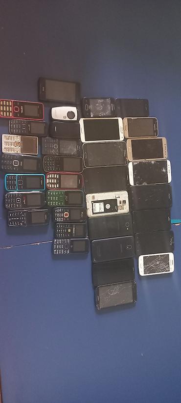 simli: Müxtəlif markalardan köhnə mobil telefonlar dəsti Hersenin bir derdi — 1