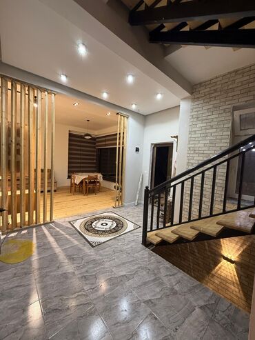 Uzunmüddətli kirayə mənzillər: Modern dizaynda geniş mənzil - Açıq planlı qonaq otağı: mərmər — 6