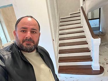 Digər tikinti xidmətləri: Taxta pilləkən, ağ rəngdə dirəkləri və qəhvəyi rəngdə pillələri ilə — 2