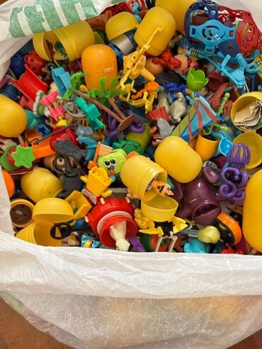 kinder yumurta qiymeti: 3.5 кг киндер игрушек из разных коллекций все в хорошем состоянии