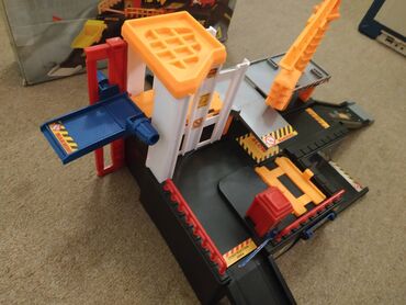 Igračke: Prodajem rasklopivu javnu garazu, u dobrom stanju, velicine 27 x — 7