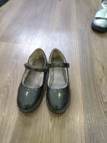 шипы на обувь: Туфли для девочек,в хорошем состоянии,32 размер
