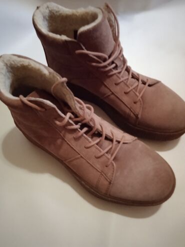 обувь женский: Продаю женские ботинки фирмы "Tamaris".Надевала пару раз, маленькие