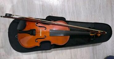 Violine: NA PRODAJU VIOLINA 1/2
Sa kutijom i novim podmetačem
cena 180e — 2