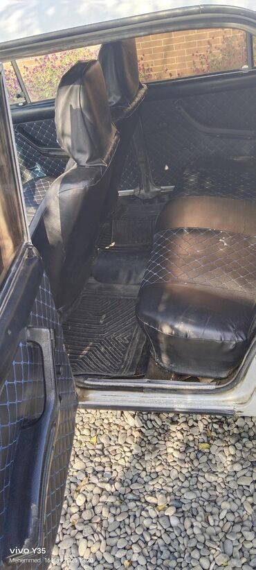 VAZ (LADA): VAZ 2106 (klassik “Jiguli”) – ağ rəngli sedan Xarici: - Dördgöz ön — 1