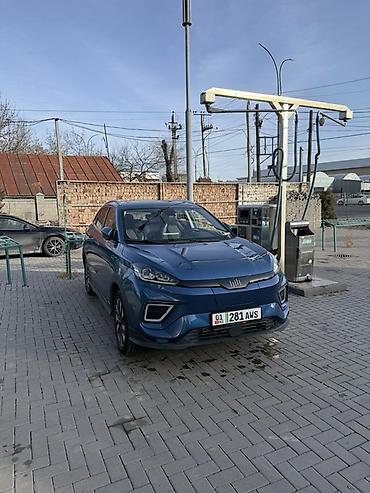 Другой электротранспорт: Электромобиль компактного класса (кроссовер) синего цвета. Кузов и — 3