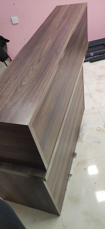 qoz: Ofis resepsiyon/iş masası – qəhvəyi ağac teksturalı MDF-laminate — 5
