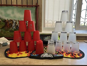 настольная футбольная игра: Набор для спидкубинга Speed Stacks включает в себя двенадцать