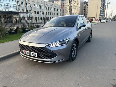 aion v plus: BYD Qin: 2023 г., 1.5 л, Гибрид, Седан — 1