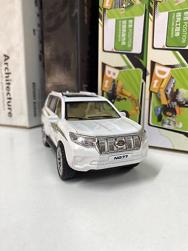 rolls roys: Игрушечная модель внедорожника в белом цвете. Выполнена в стиле — 1