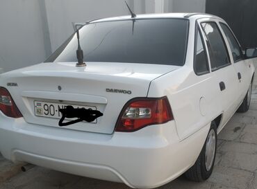 Kimya: Ağ rəngli Daewoo Nexia sedan avtomobili. Avtomobilin arxa hissəsində