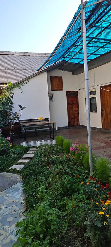 Продажа полдома: Продаю дом под бизнес 78 КВ,4 комнаты На первой линии По Улице — 4