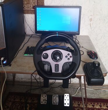 Kompüter ehtiyyat hissələri: Masaüstü kompüter sistemi, monitor, klaviatura, siçan, yarış sükanı və