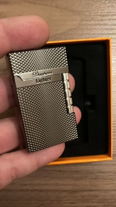 Toy paltarları və aksesuarları: Metal korpuslu klassik qazlı alışqan. Xüsusiyyətlər: - Brend yazısı
