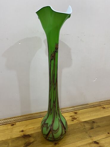dekorativ gul: Bir vaza, Keramika