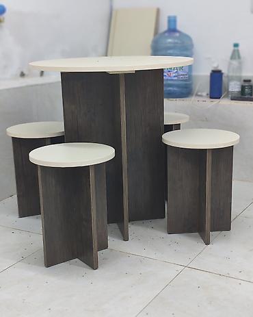 kuxna masaları: Dairəvi masa və 4 taburet dəsti - Minimalist dizayn: ağ dairəvi üstlü — 1