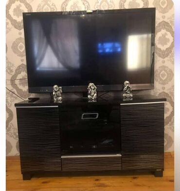 Yemək masaları, oturacaqları: Tv altığı. teze vezyetedi. Uzunu 110, eni 40. Qiymət: 70 manat Ünvan