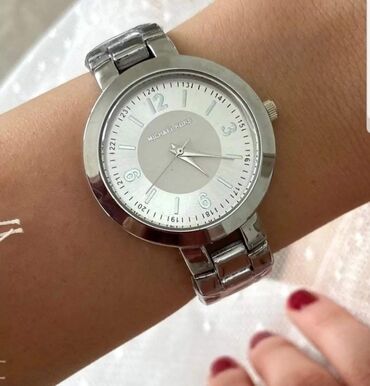 tunike za punije žene: Kvalitetan ručni sat, sa elegantnom čeličnom narukvicom. Prečnik