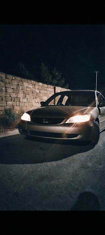 civic: Honda Civic – sedan, gümüşü rəng. - Korpus: 4 qapı, aerodinamik ön — 4