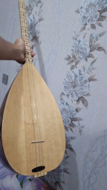 Уд: Türk sazı (bağlama) - Korpus: armud formalı, təbii ağacdan, ön üz