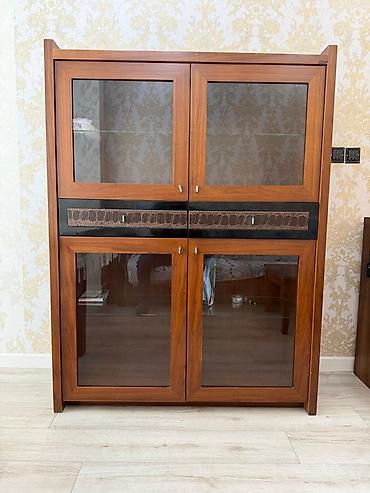 qoz: Vitrin və TV stendi dəsti - Material: keyfiyyətli ağac örtüklü korpus — 1