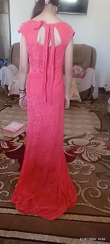 Qırmızı/çəhrayı tonlarda uzun ziyafət donu - Model: bədənə oturan