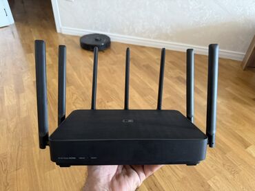 Настольные ПК и рабочие станции: 8 antenalı və sürətli əlaqə təmin edən qara rəngli Wi-Fi router. Cihaz