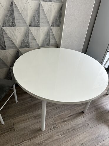 стол с железными ножками: Кухонный Стол, цвет - Белый, Б/у
