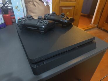 PlayStation4 Slim 500GB. İçində Bir oyun var GTA 5 üzərin də 2 pult