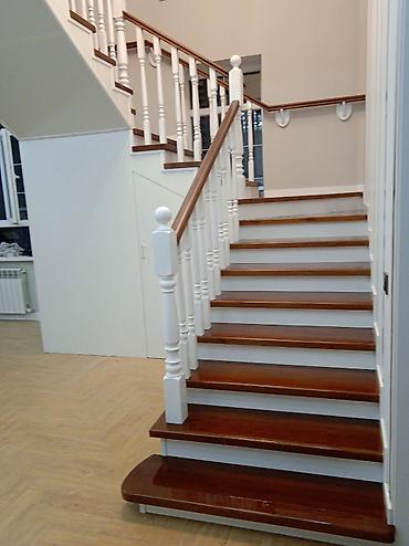 Деревянные лестницы: Деревянная лестница Для дома, Бесплатный замер, Вид дерева: Сосна, Форма лестницы: Много-маршевая, Стиль: Классический — 1