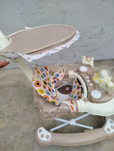 çelik: Uşaq gəzdirici (walker) – bej/ağ rənglərdə, rəngarəng naxışlı