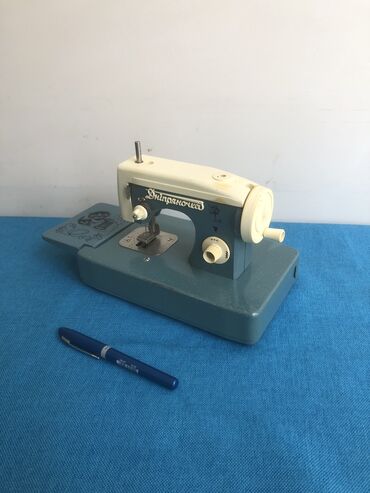 Sikkələr: Antik mini tikish mashini sovet dovrune aid idel vezyyetde — 2