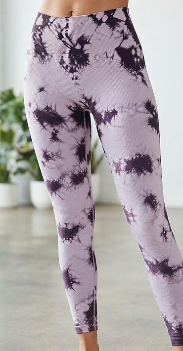 lakovane helanke: Ženske sportske helanke – tie-dye ljubičasto/crni dezen - Model — 1