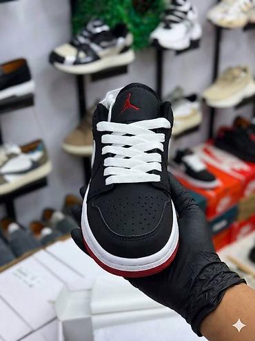 мелей: Кроссовки в стиле Nike Air Jordan 1 Low в эффектной черно-бело-красной — 1