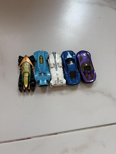 Набор из 5 игрушечных машинок масштаба примерно 1:64. Состав: -