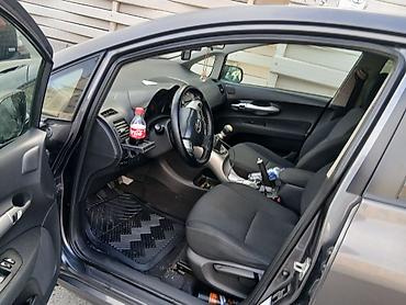 Toyota: Toyota Auris hatchback Xüsusiyyətlər: - Kuzov: 5 qapılı hatchback — 9